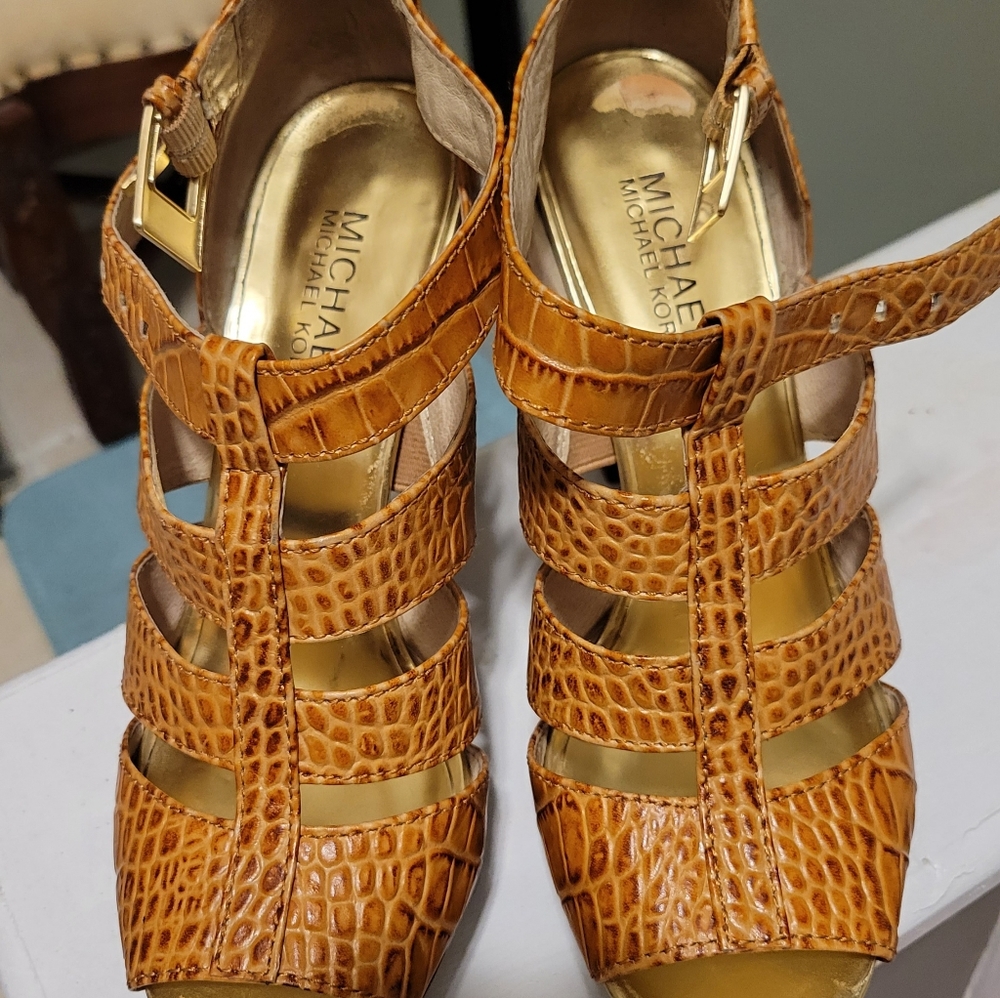 Michael Kors Croc Embossed Leather platform heels - Picture 3 of 5